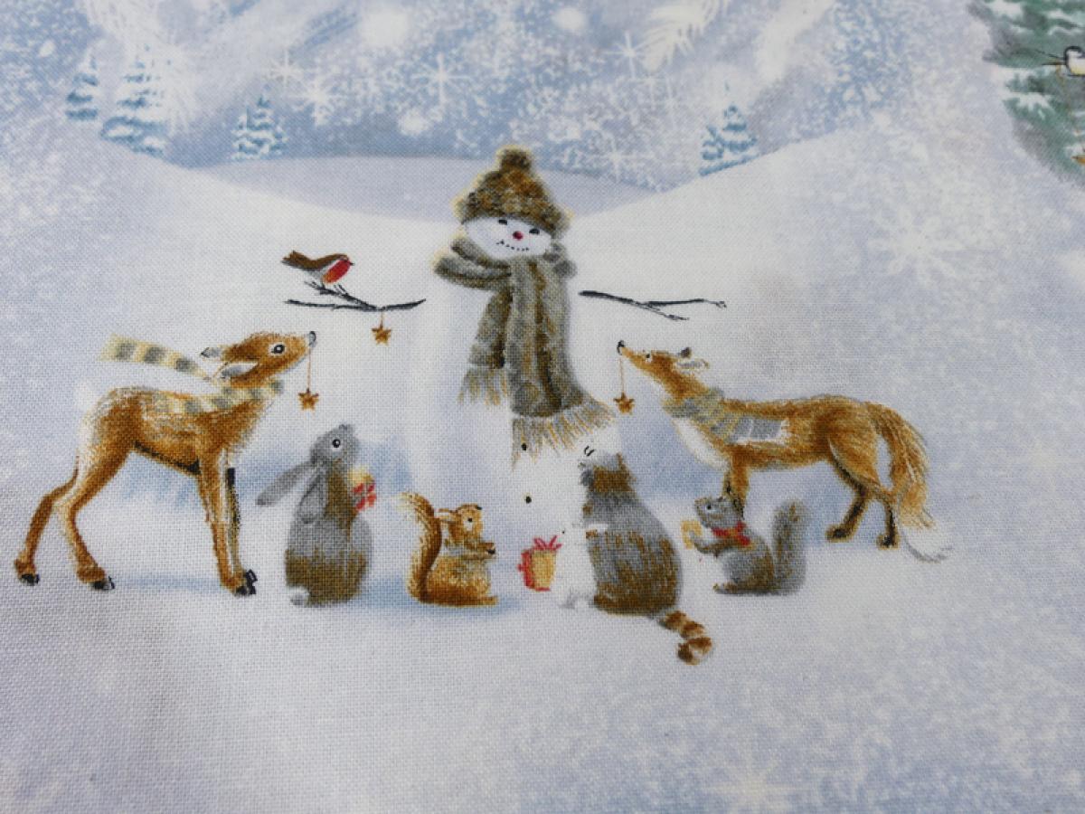Patchworkstoff Woodland Friends mit Schneemännern und Waldtieren auf einem hellblau marmorierten Untergrund Detailansich mit Schneemann und Tiere